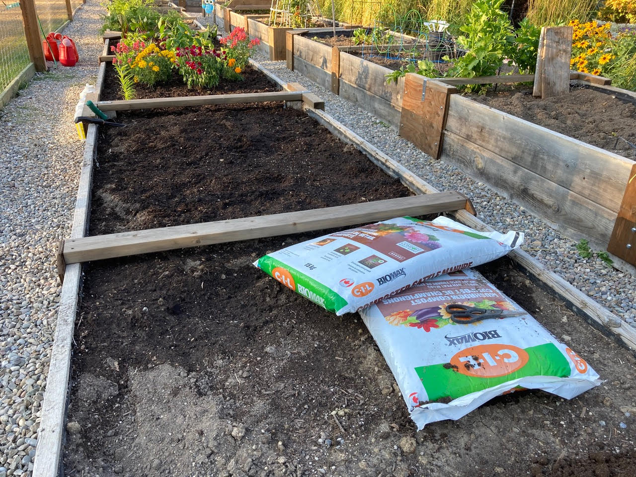 Common practise to add manure or composted manure to beds in fall. Better yet add compost to soils as they are built and again as a light dusting in spring Common practise to add manure or composted manure to beds in fall. Better yet add compost to soils as they are built and again as a light dusting in spring