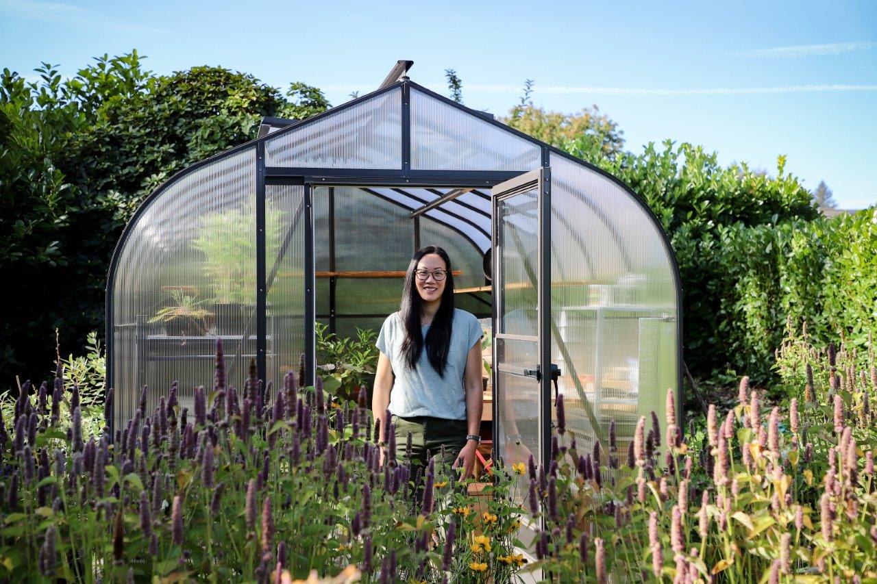 Fluent Garden Curved Pacific Greenhouse