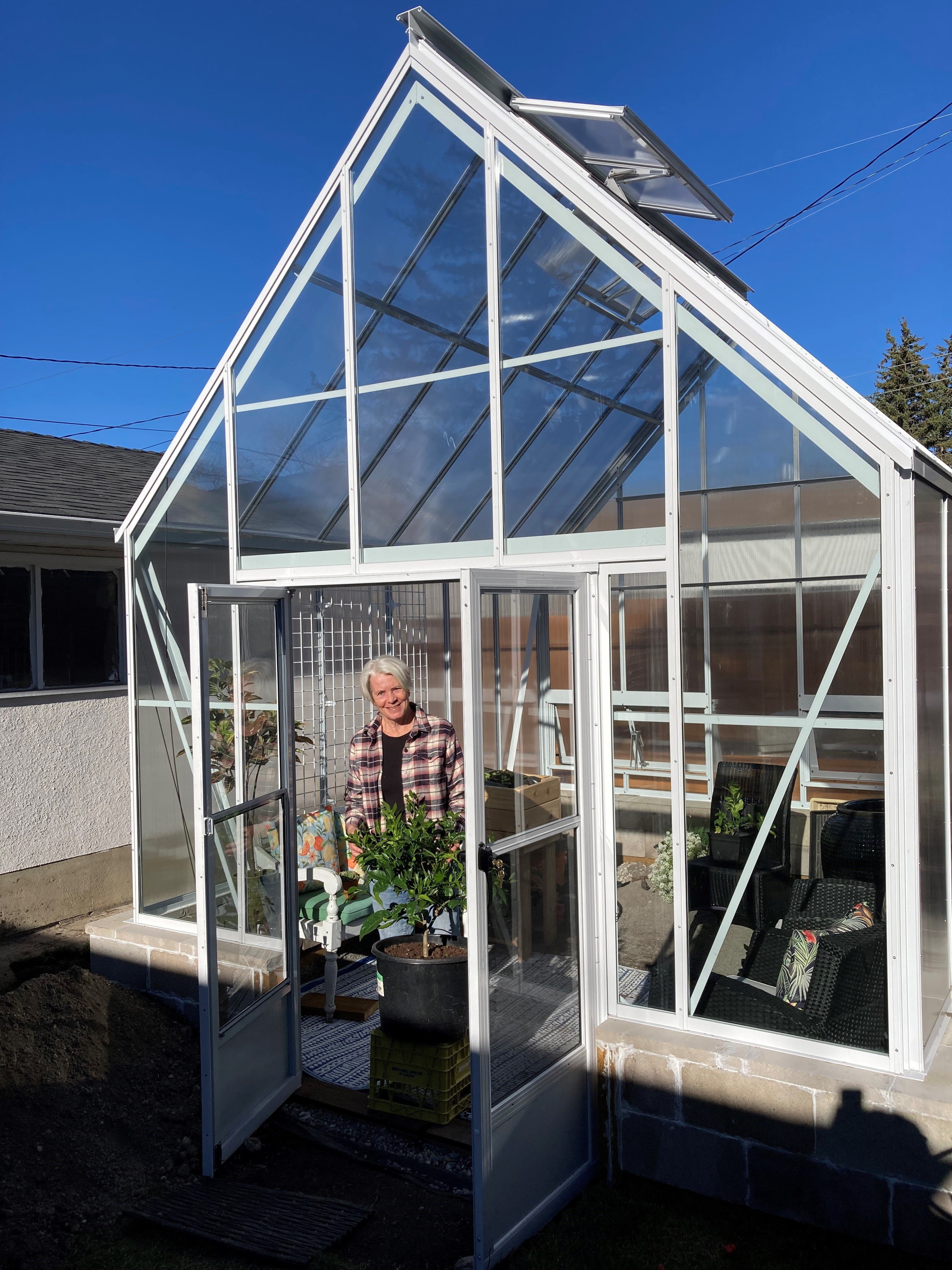 Cottage greenhouse in white